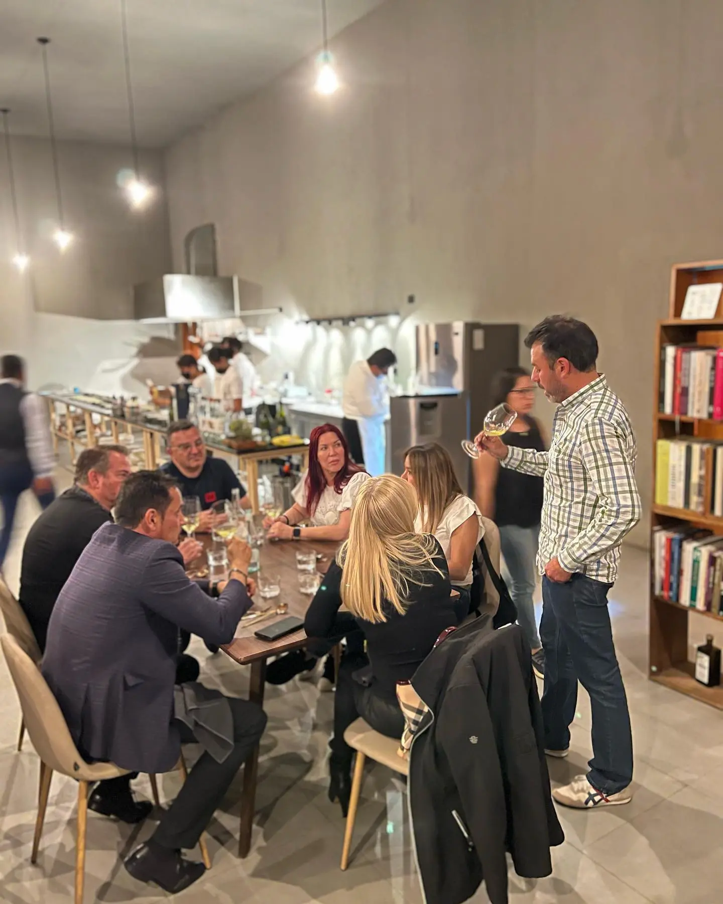 Grupo de visitantes durante una cata guiada en Vinícola Infinito